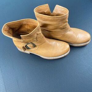 Frye women’s Ankle Boots Tan color size 7M 8012708 G18 leather comfort Used